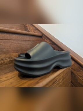 Platform slides With a chunky '90s sole Lightweight Comfy Black Shoes Sz 38 (7)